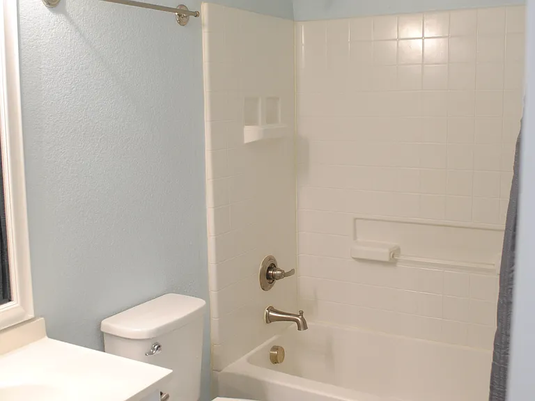 Full bathroom off the hallway