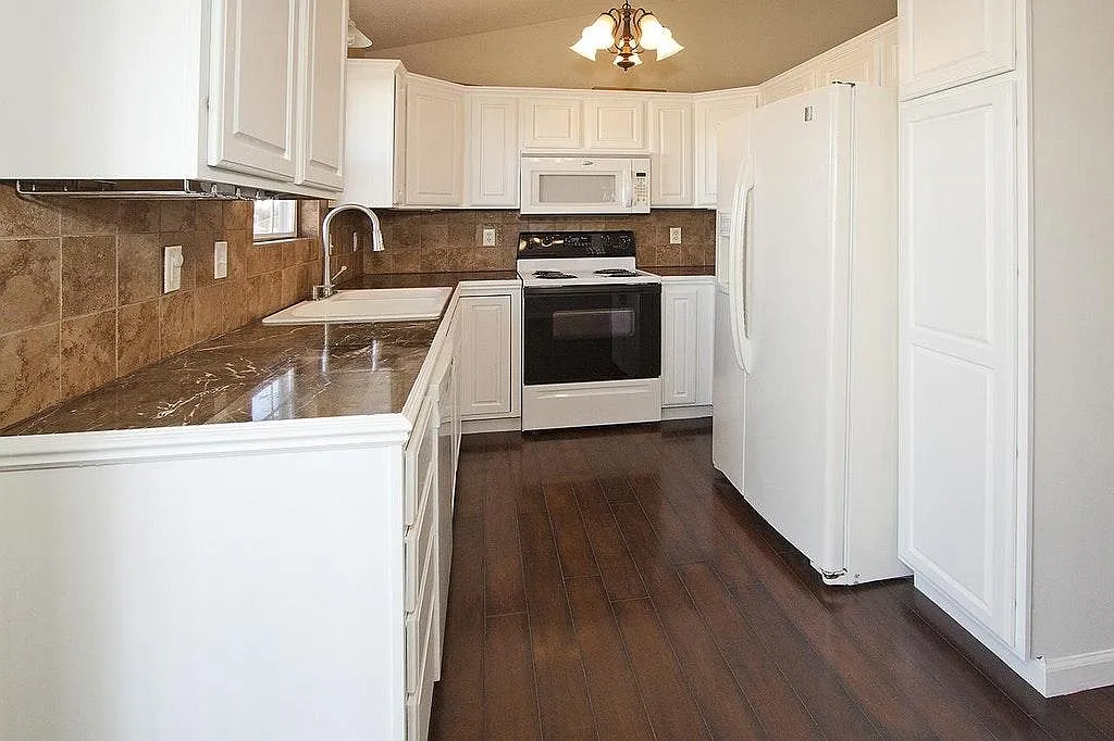 Kitchen - 1914 S Chateau St