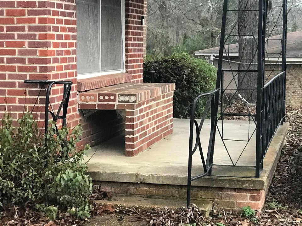 2nd image of 670 Main St