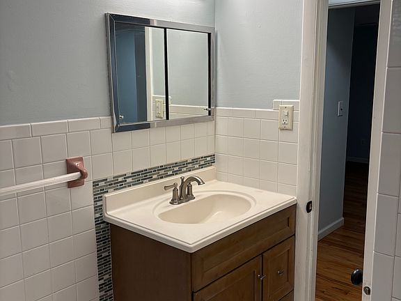 3rd image of 269 Evergreen Ave Floor 2