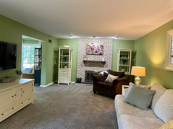5th image of 2702 S Twyckenham Dr