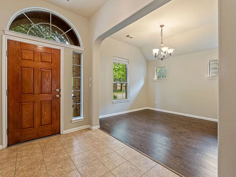 2217 Westfalian Trl — Photo 7