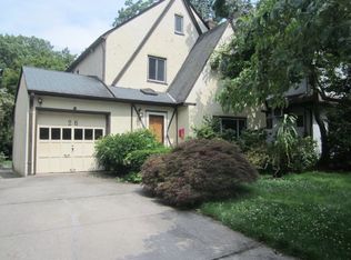 26 Johnstone Rd, Great Neck, NY 11021