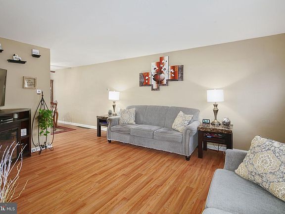 5th image of 4543 Oakmont St