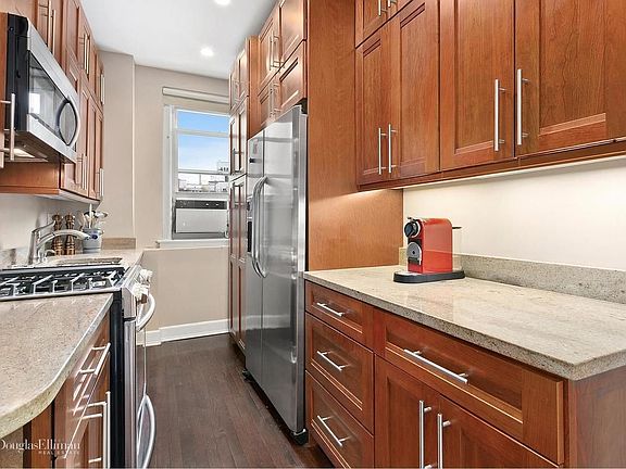 4th image of 955 Lexington Ave #10B