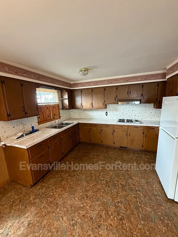 3 bed, 2.0 bath, 2161 sqft, $1,100 — Photo 3