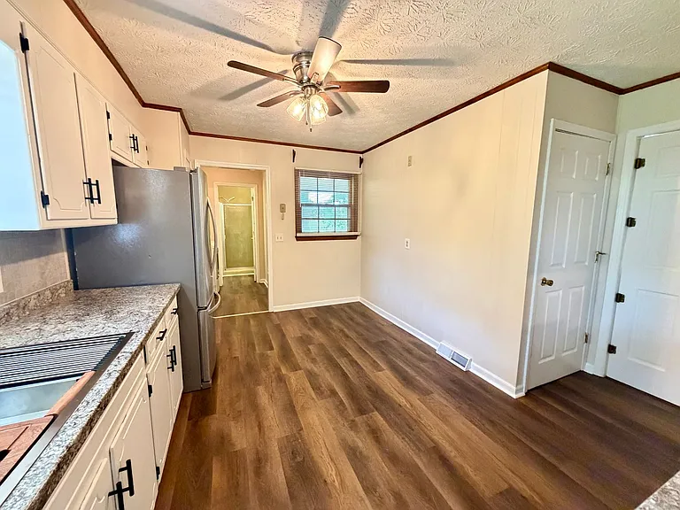 1168 Boyd St — Photo 5
