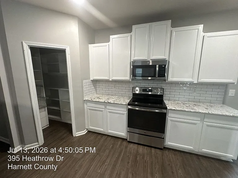 395 Heathrow Dr — Photo 17