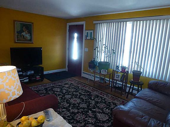 4th image of 33 Woodrow St