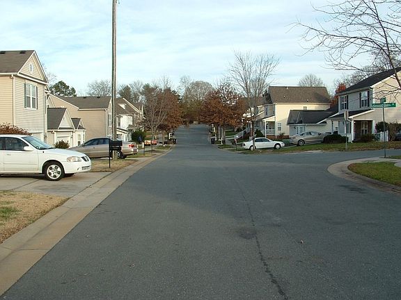 4th image of 533 Lakeside Valley Dr