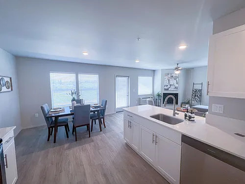 Leasing Special: $1000 Standard Security Deposit Photo 1