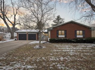 2416 Woodview Dr, Lansing, MI 48911