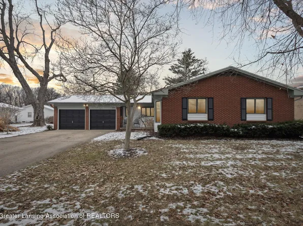 2416 Woodview Dr, Lansing, MI 48911
