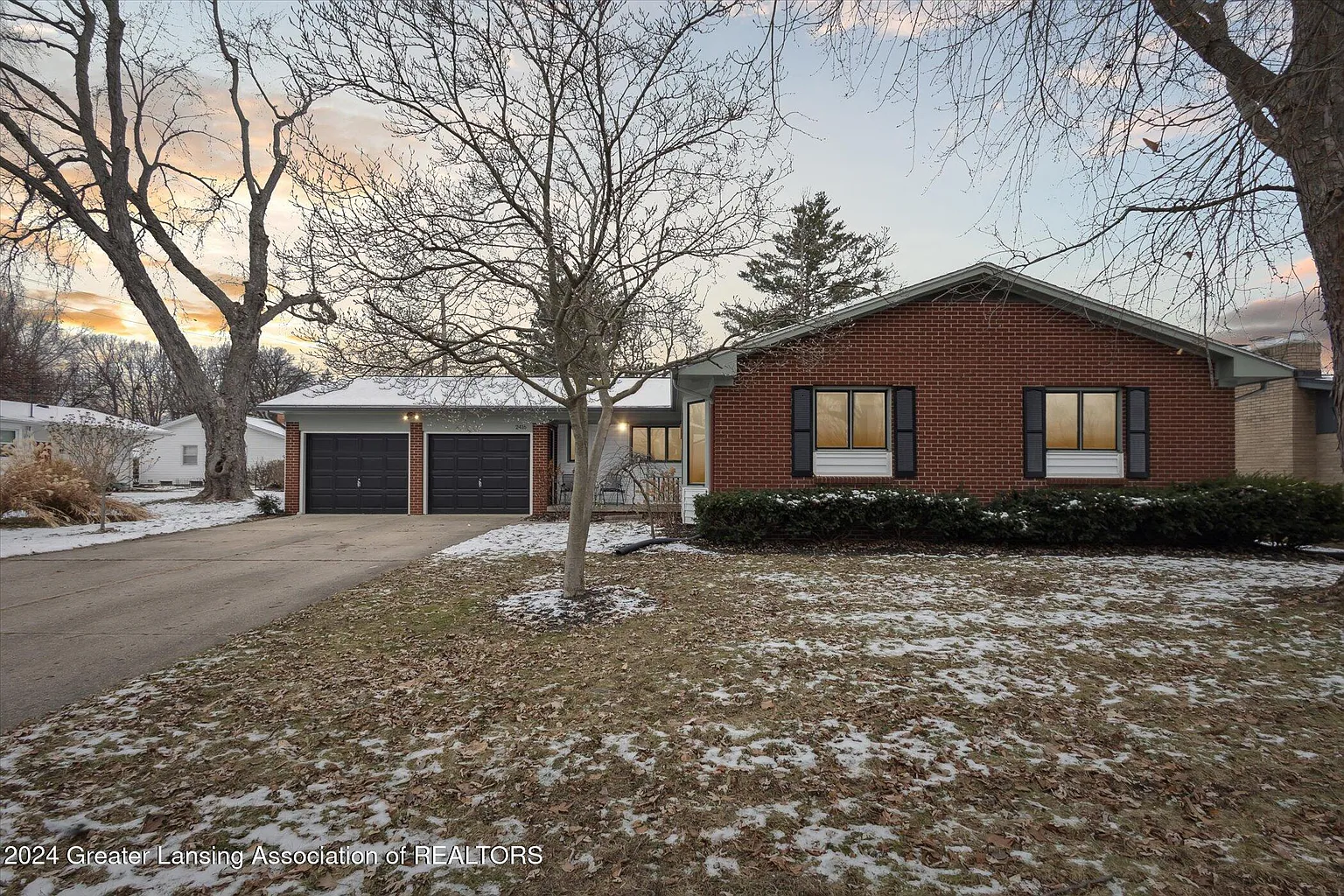 2416 Woodview Dr photo 1