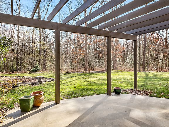4th image of 10 Whispering Woods Dr