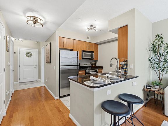 5th image of 1021 N Garfield St APT 323