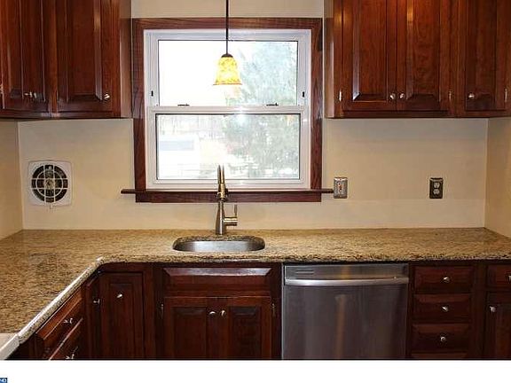5th image of 81 Rossiter Ave