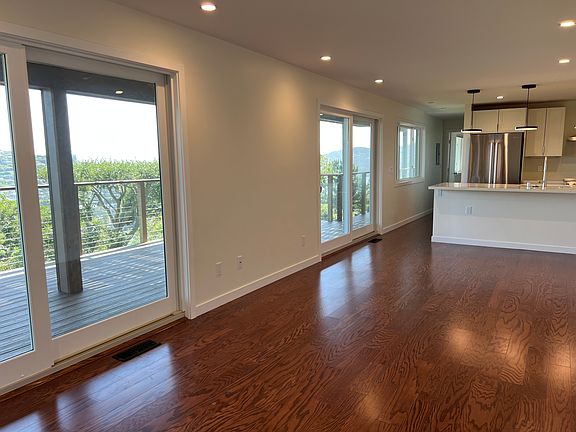 3rd image of 13 Crest Rd