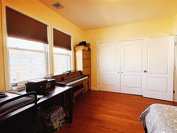 5th image of 47 Campbell Ave Unit 2R