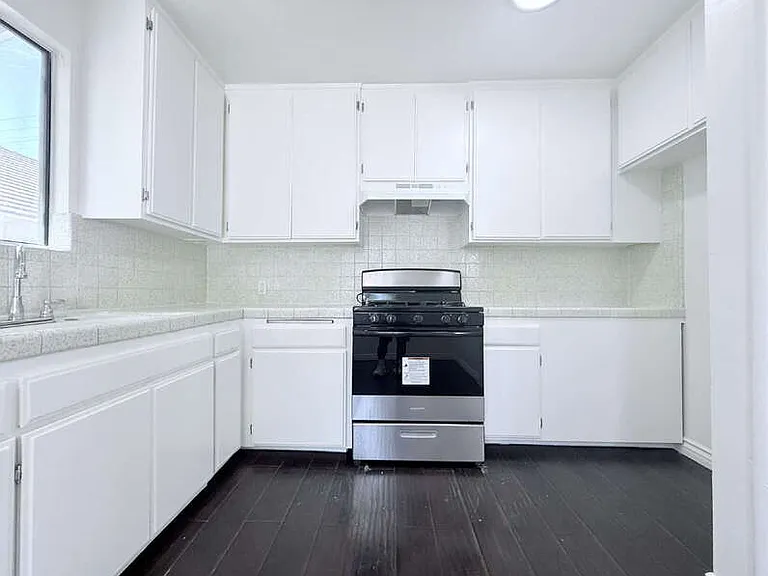 4810 Cahuenga Blvd — Photo 5
