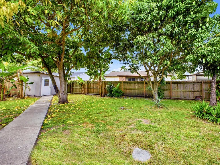 3561 Oberon Ave — Photo 15