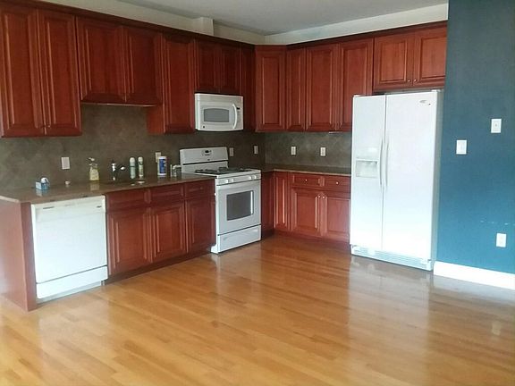3rd image of 196 Franklin Ave APT 4