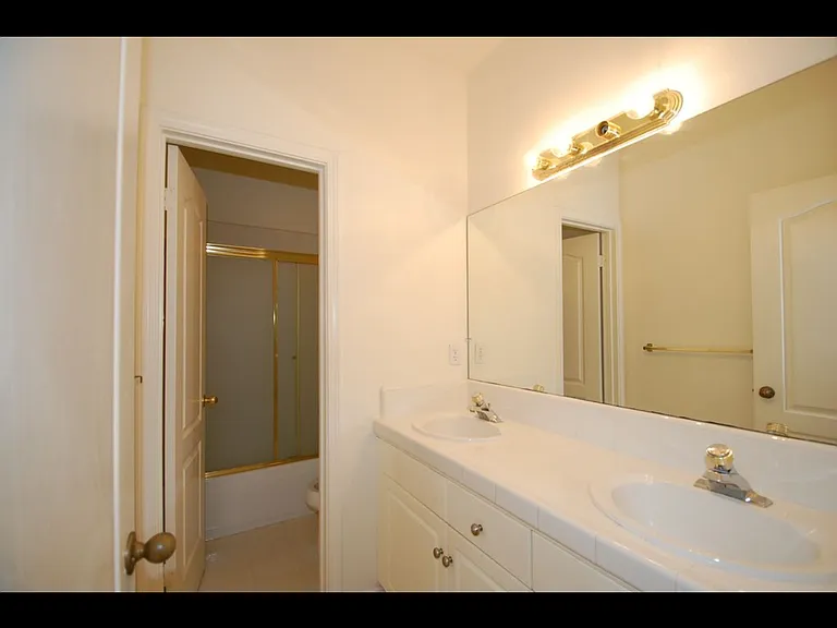 5524 W Bluff Ave — Photo 3