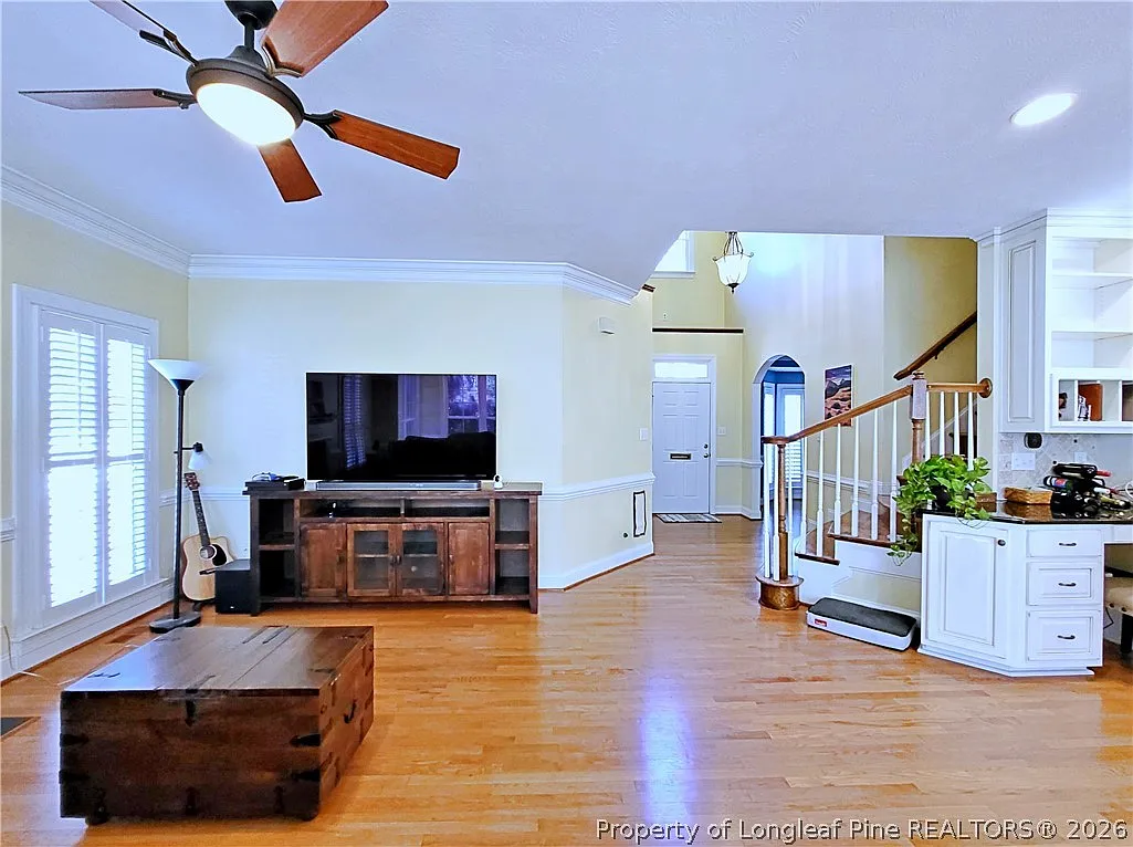 5 bed, 3.5 bath, 3619 sqft, $3,900 — Photo 4