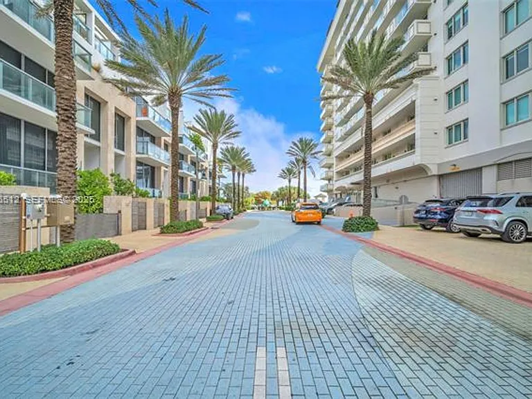 9501 Collins Ave #Townhouse 1 — Photo 2