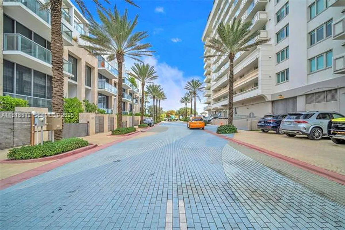 Building Photo - 9501 Collins Ave #Townhouse 1