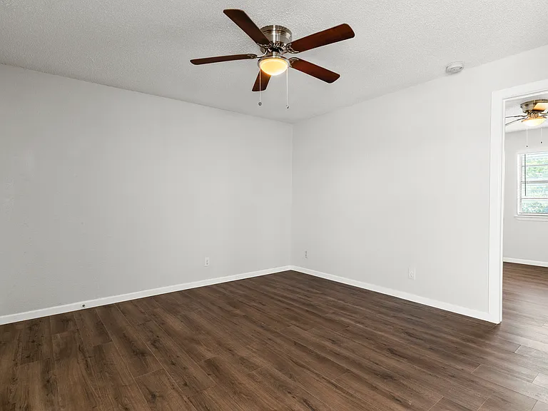 405 Root Ave #13 — Photo 6