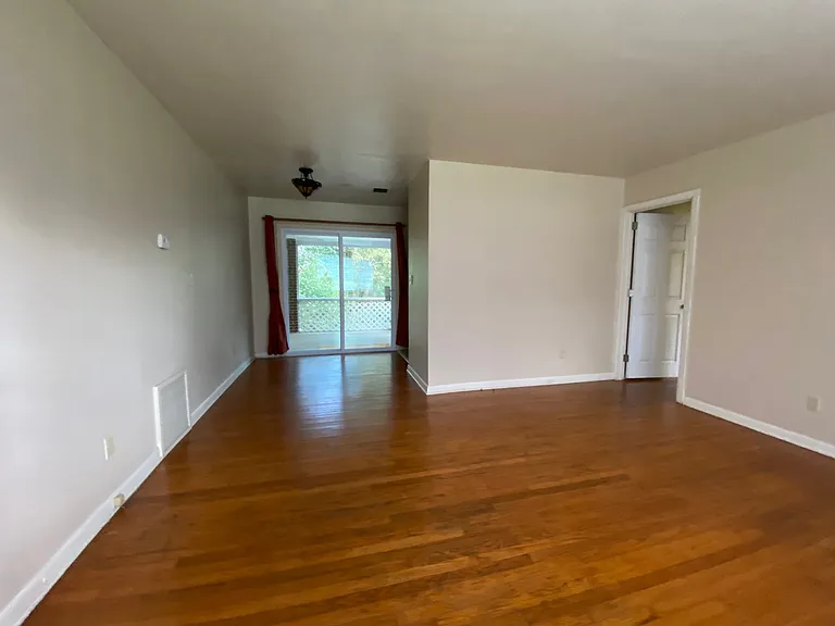 1215 Buckingham Dr — Photo 2