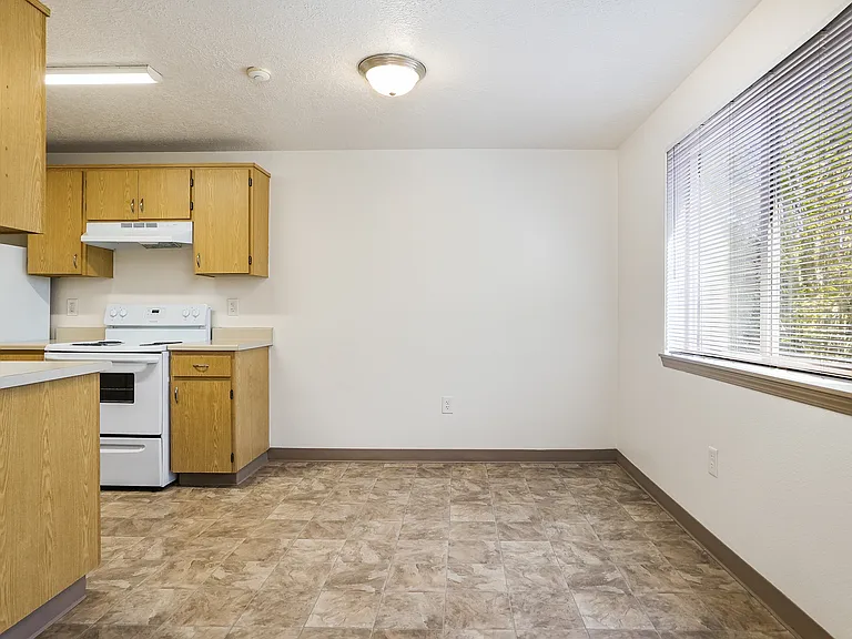 Redwood Square Apartments — Photo 12