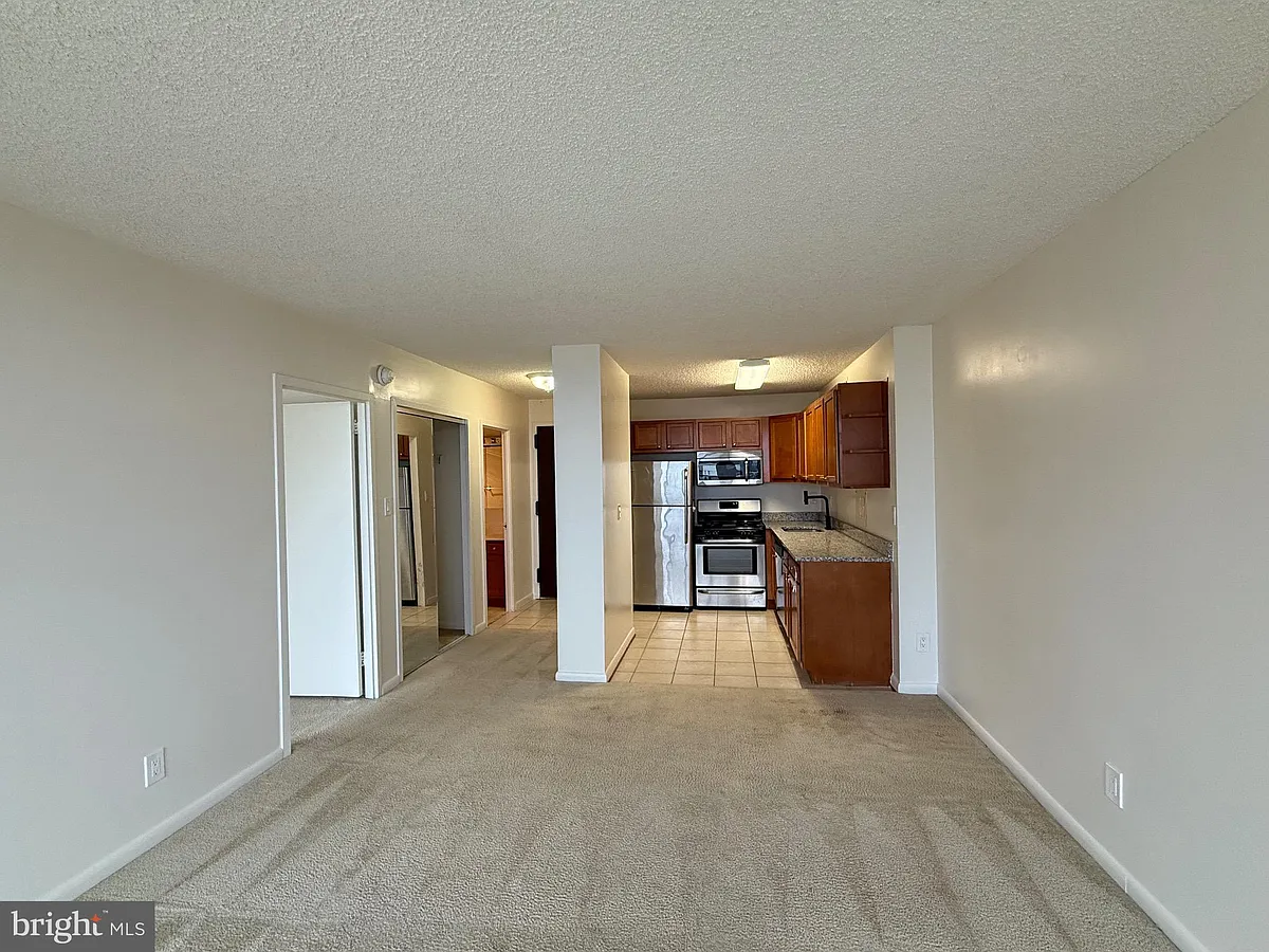 Building Photo - 5225 Pooks Hill Rd #1517N