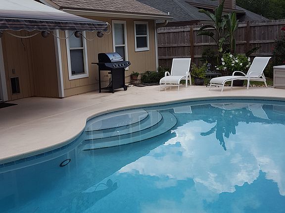 Saltwater pool w/patio