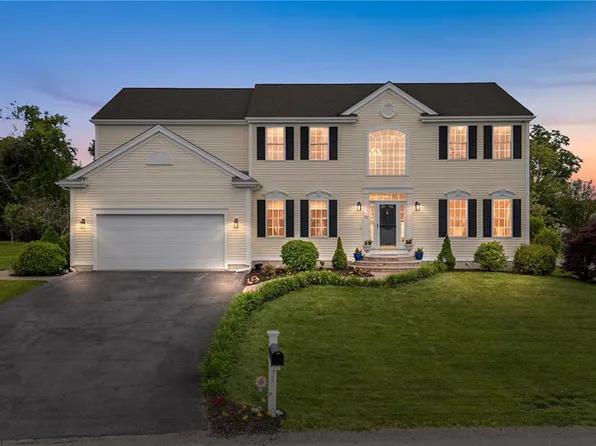 68 Anchor Dr, Portsmouth, RI 02871