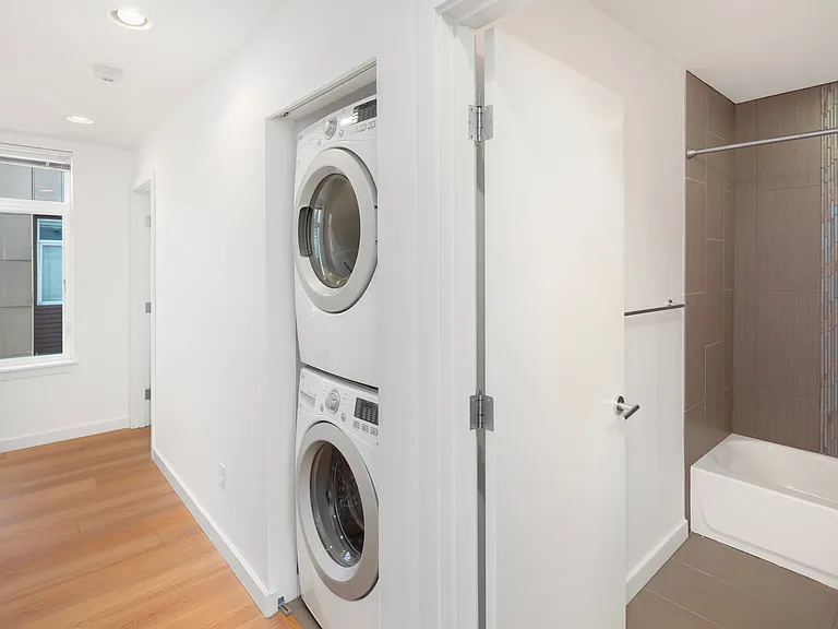 209 13th Ave E — Photo 15