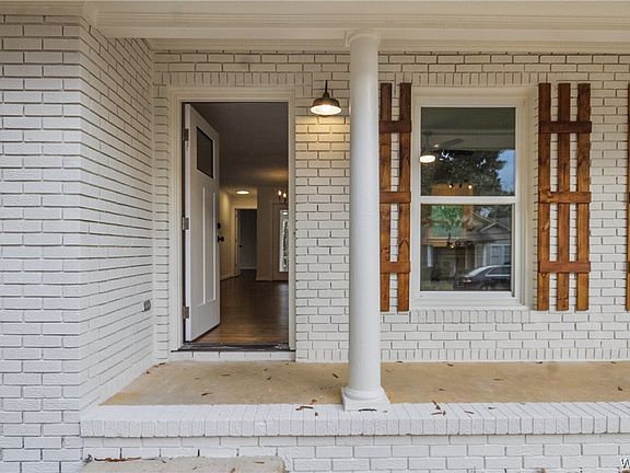 3rd image of 1819 17th Ave E