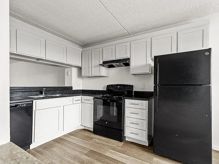 Tennis Towers Apartments — Photo 24