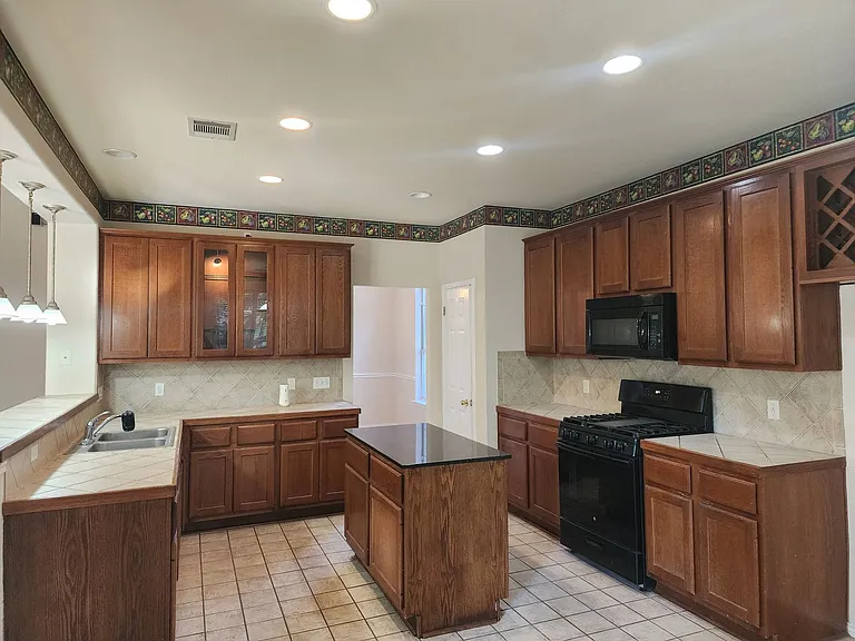 200 Sutterville Cv — Photo 8