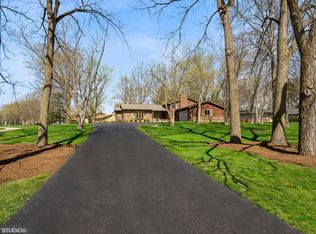 61 Darlington Dr, Hawthorn Woods, IL 60047