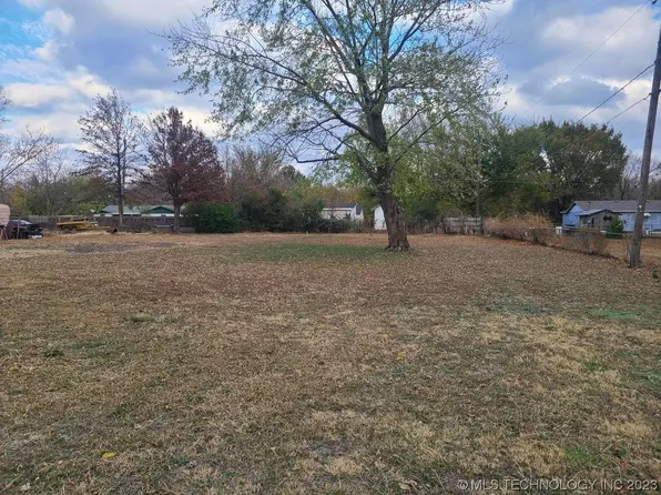 1031 S Pine St, Nowata, OK 74048