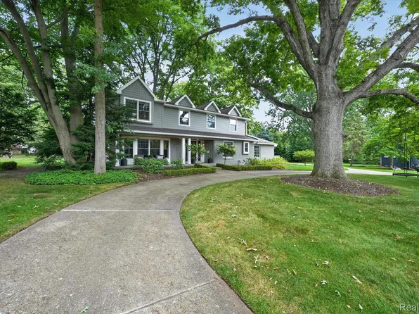 32240 Robinhood Dr, Beverly Hills, MI 48025