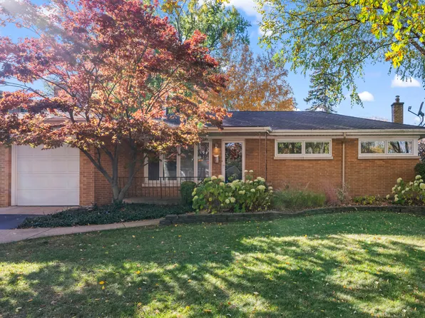 906 S Tower Ln, Mount Prospect, IL 60056