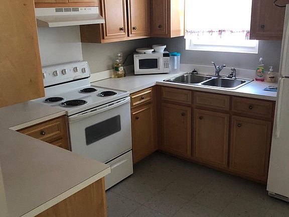 Kitchen w/refrigerator and stove included