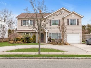 209 Camp Ave, Merrick, NY 11566