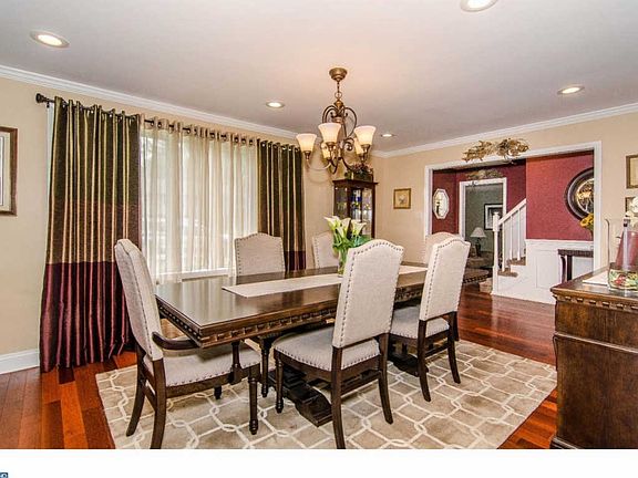 5th image of 21 Blackthorne Ln