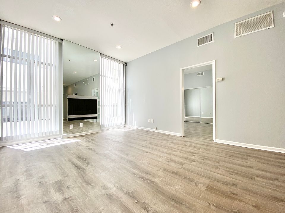 1st image of 125 N Doheny Dr APT 102