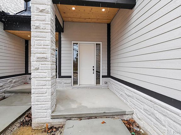 5th image of 546 Maplehill Rd