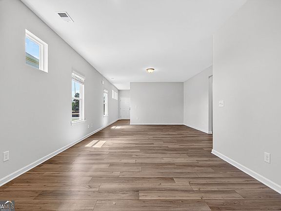3rd image of 461 Fair Oak Ln
